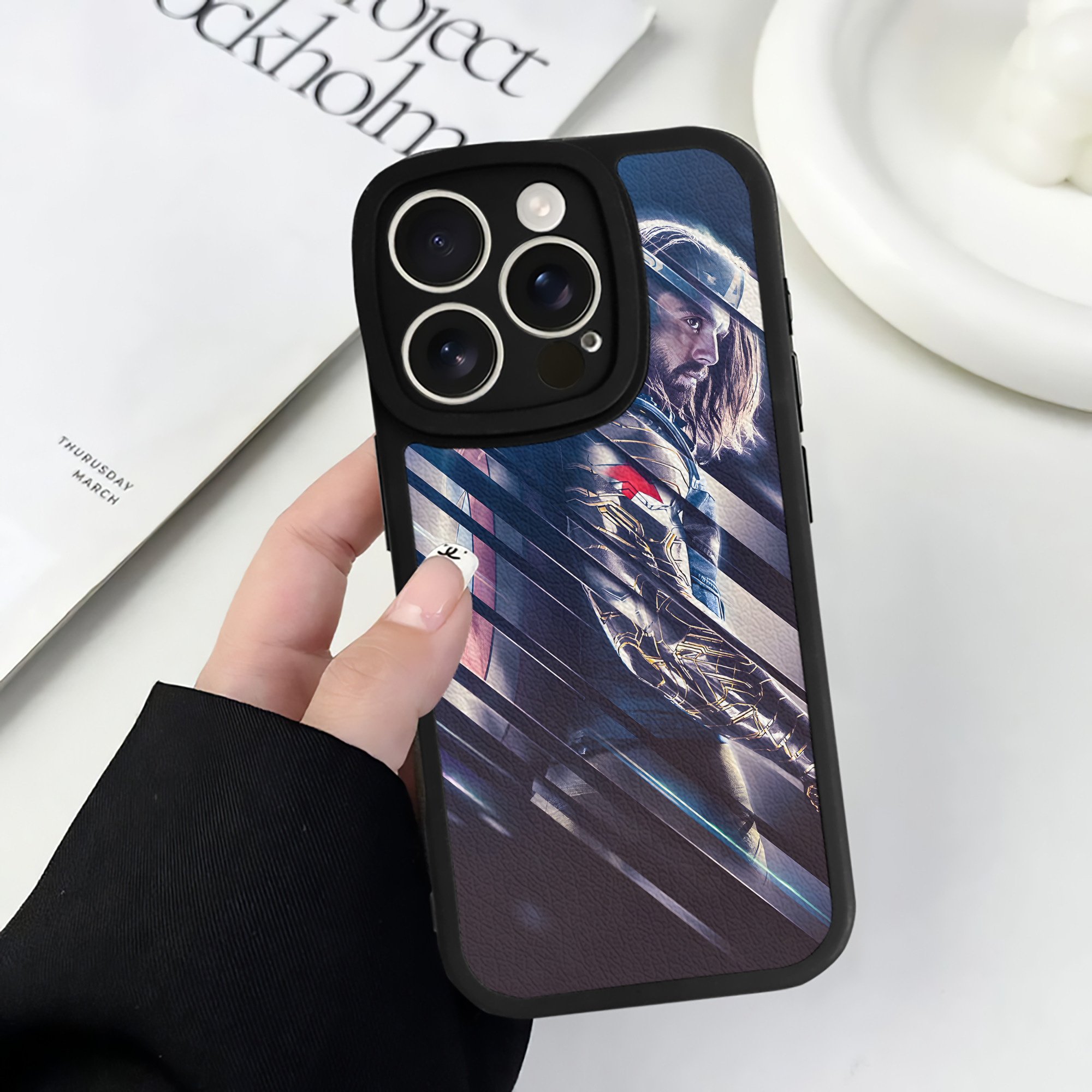 （画像用） アベンジャーズ The Avengers 【iPhone 16シリーズ対応】シリコンスマホケース（レザー調） 材質：シリコン